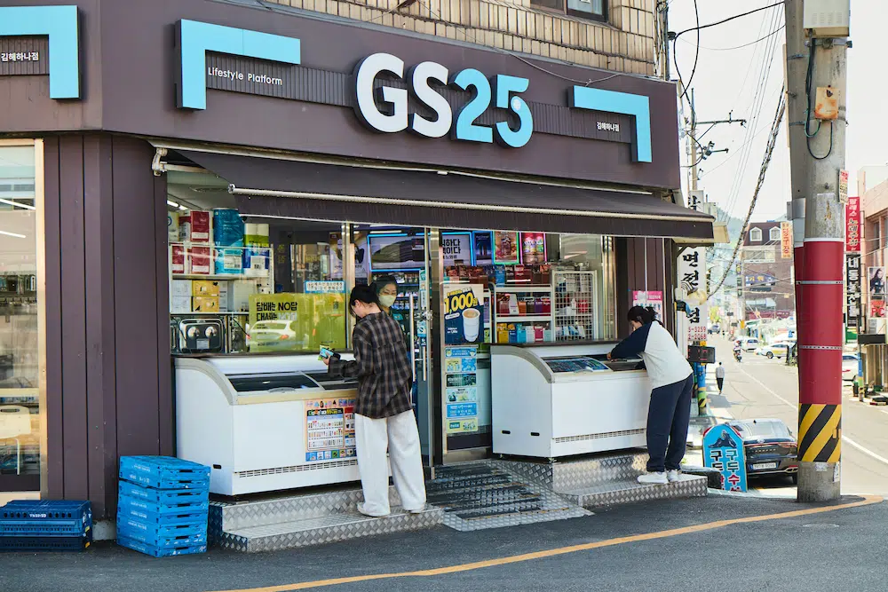 two girls shopping at korean convenience store, gs25